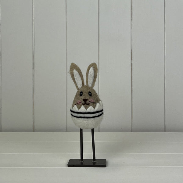 Rabbit Holding a Carrott 6x6x17cm  Weight-24g